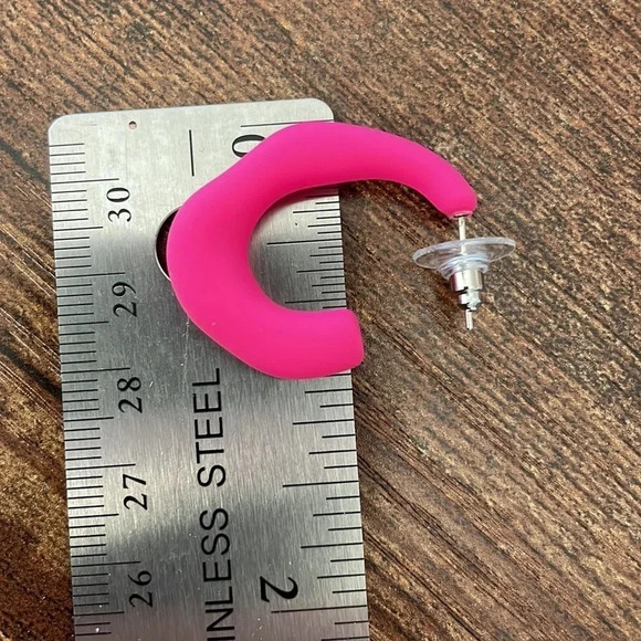 ❤️ NEW 2/$20 or 3/$25 Statement Hot Pink Oversize Matte Acrylic Cuff Earrings - Picture 3 of 6